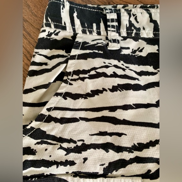A/X (Armani EXCHANGE) Size 4 Zebra Animal print Black & White Cargo Mini - Picture 4 of 8